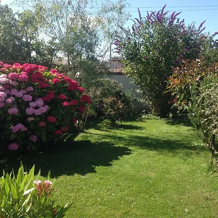 Le Jardin Des Poules Bed & Breakfast *